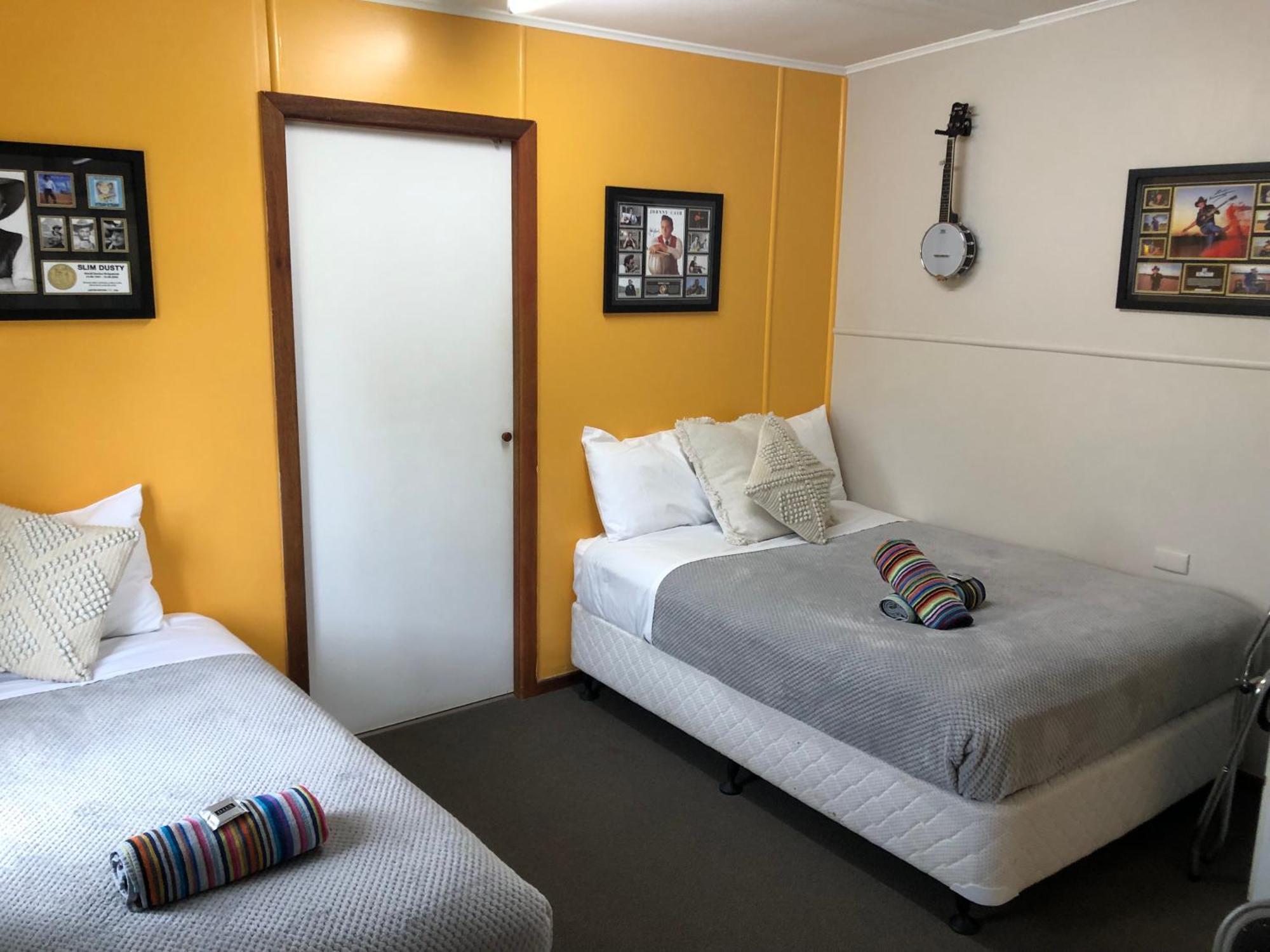 Acacia Motel Chinchilla Bagian luar foto